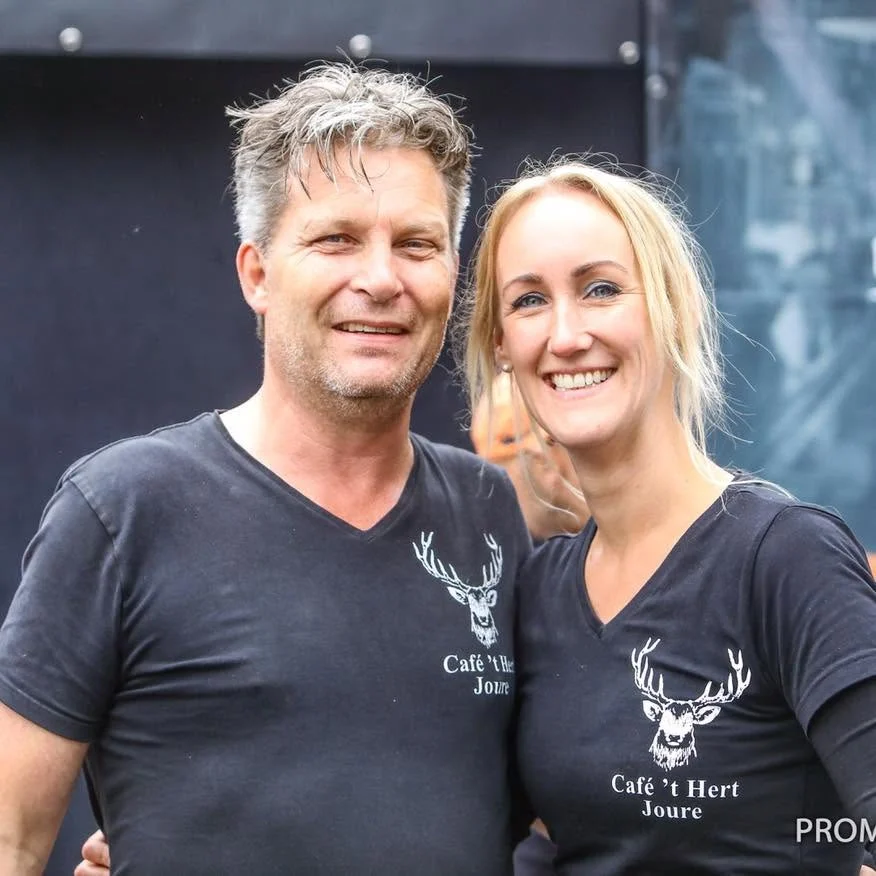 Jurjen en Elsbeth samen in hun Café ’t Hert-shirts